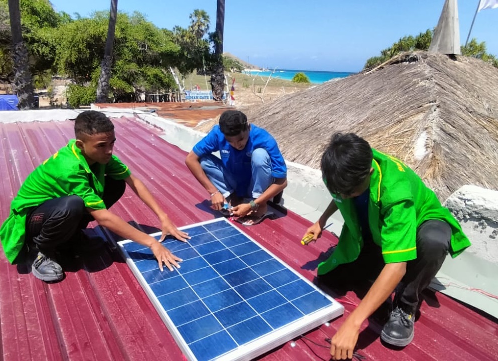 SMK Masuk Desa: SMKN 5 Kupang Kenalkan Energi Terbarukan Tenaga Surya di Kupang