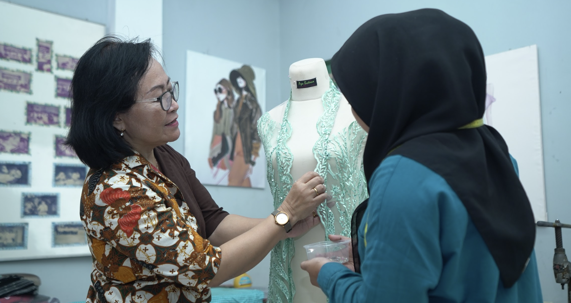 Viral Kebaya Crop Top Korea, Apa Kata Ahli Vokasi Bidang Busana?