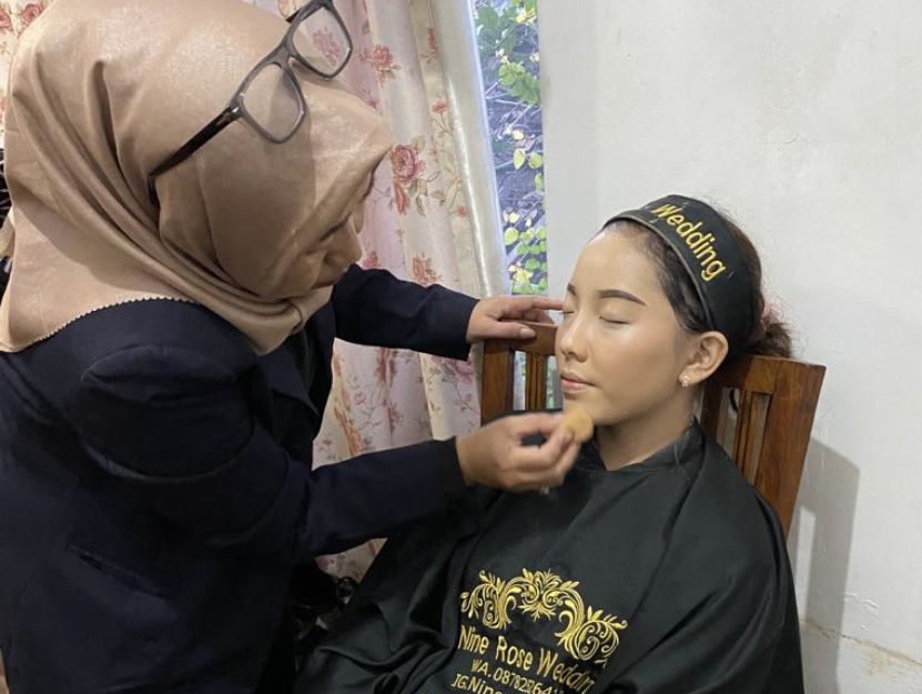 Kisah Inspiratif Alumni Program PKW: Berawal dari IRT, Kini Buka Usaha Salon Rias Pengantin dan Perawatan Kulit