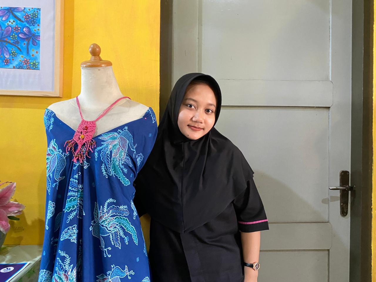 Tertarik Batik, Devita Fokus pada Kriya Tekstil SMKN 1 Kalasan dan Berencana Mengajar