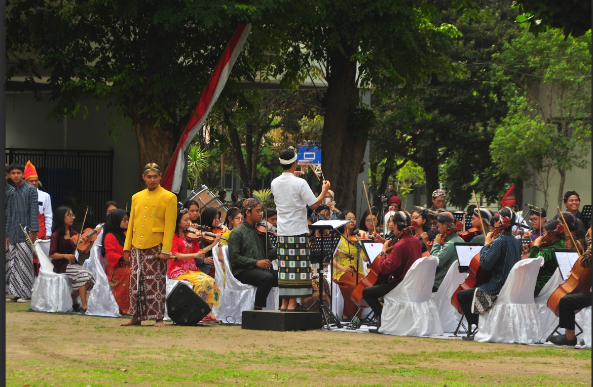 Kolaborasi 3 SMK Seni di Yogyakarta Hadirkan Orkestra dan Flashmob di Upacara Hari Guru Nasional