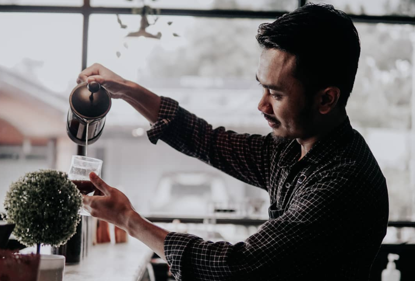 Kisah Ulin Nuha: Mengukir Cita-cita dari Secangkir Kopi Pulosari Berkat Kursus Barista