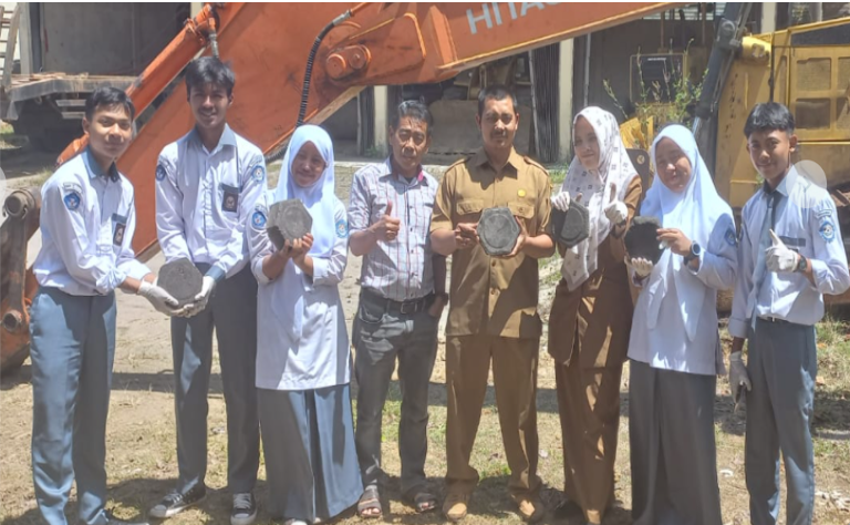 Sampah Melimpah, SMKN 1 Takengon Ubah Sampah Jadi Paving Block