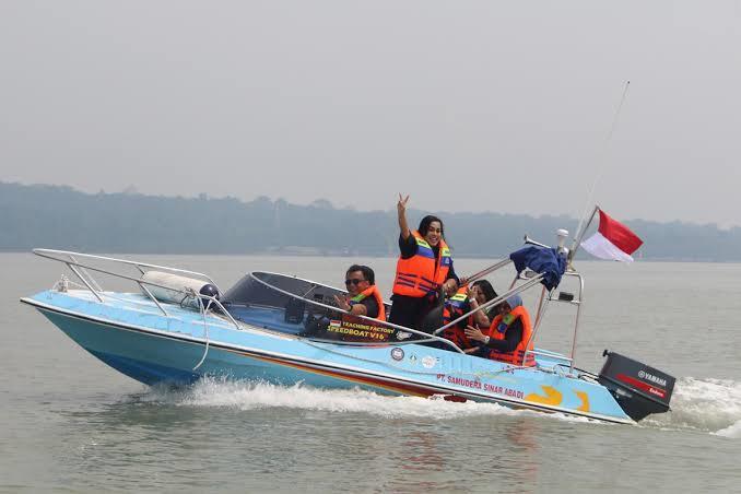 Bantu Tingkatkan Pariwisata Rembang, Siswa SMKN 2 Rembang Buat Kapal Fiber V16