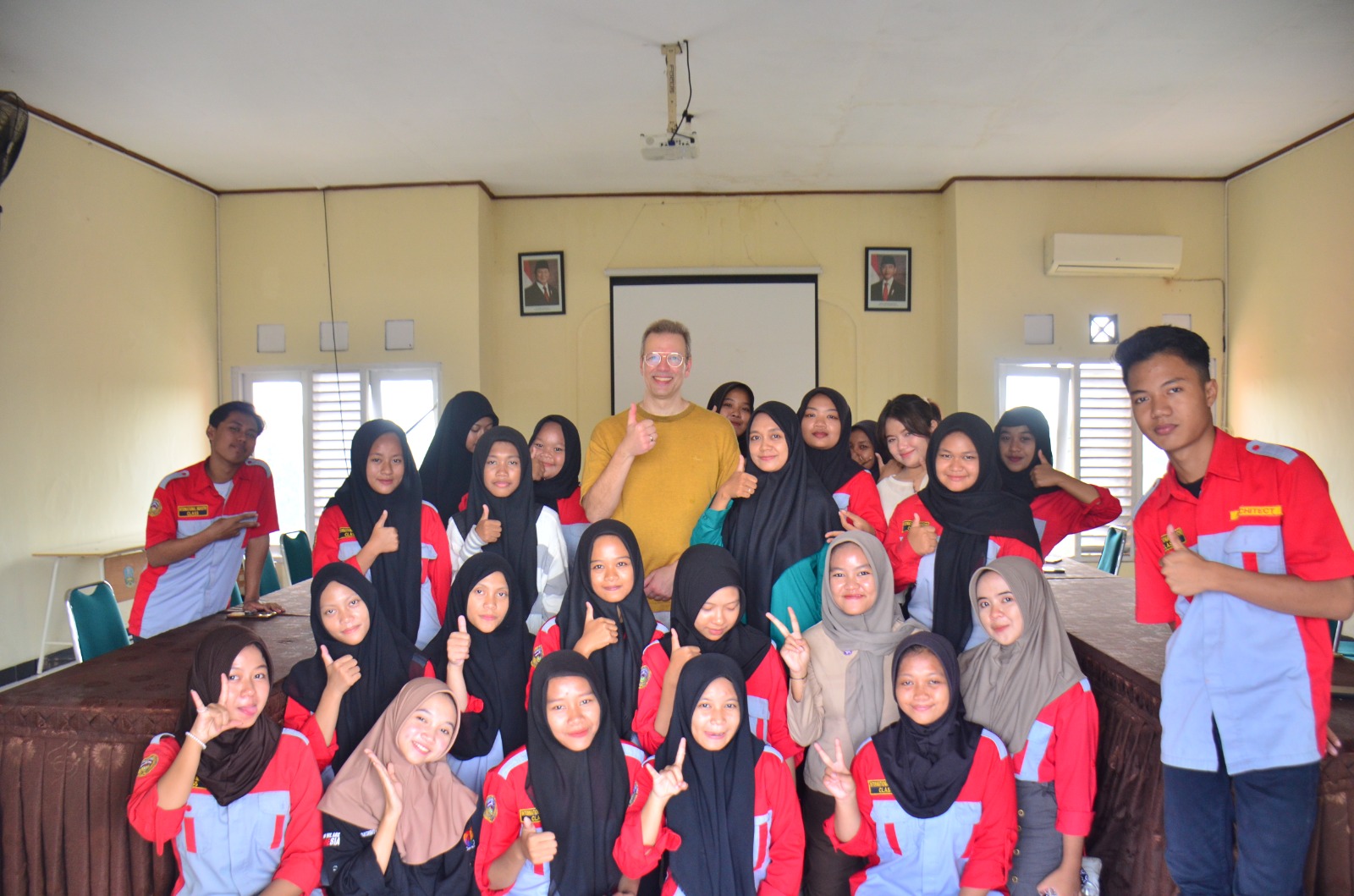 SMK PGRI 1 Mejayan Buka Jalan menuju Global dengan Program Bahasa Inggris Intensif bersama Native Speaker dari Belanda