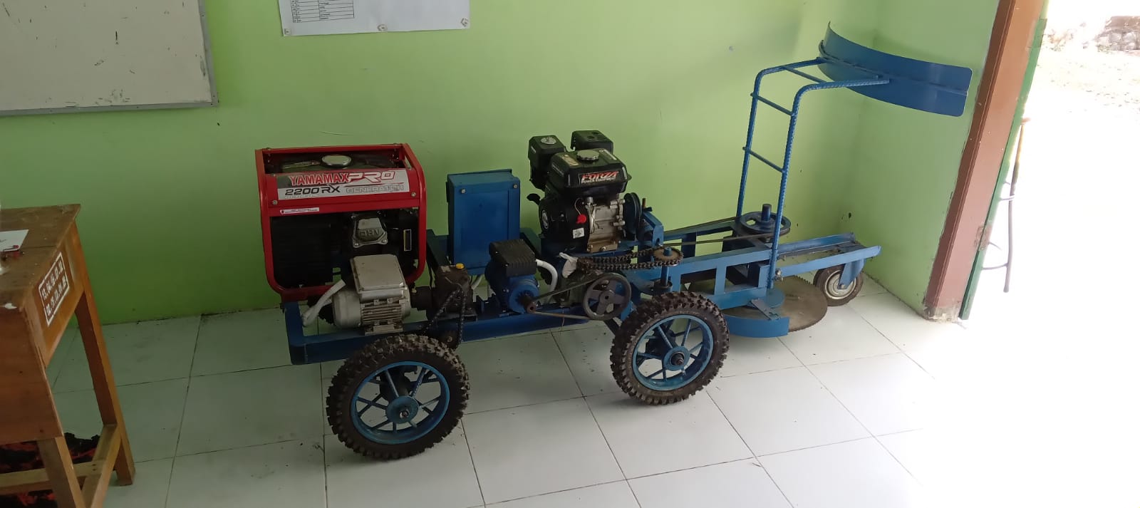 Lebih Aman dan Efisien, Guru dan Siswa SMKN di Jombang Rancang Robot Sabit Rumput Berbasis IoT