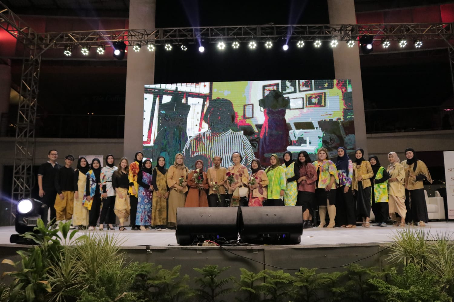 Alumni PKW Pancarkan Pesona Busana Kain Shibori dan Ecoprint dalam HUT Jawa Timur