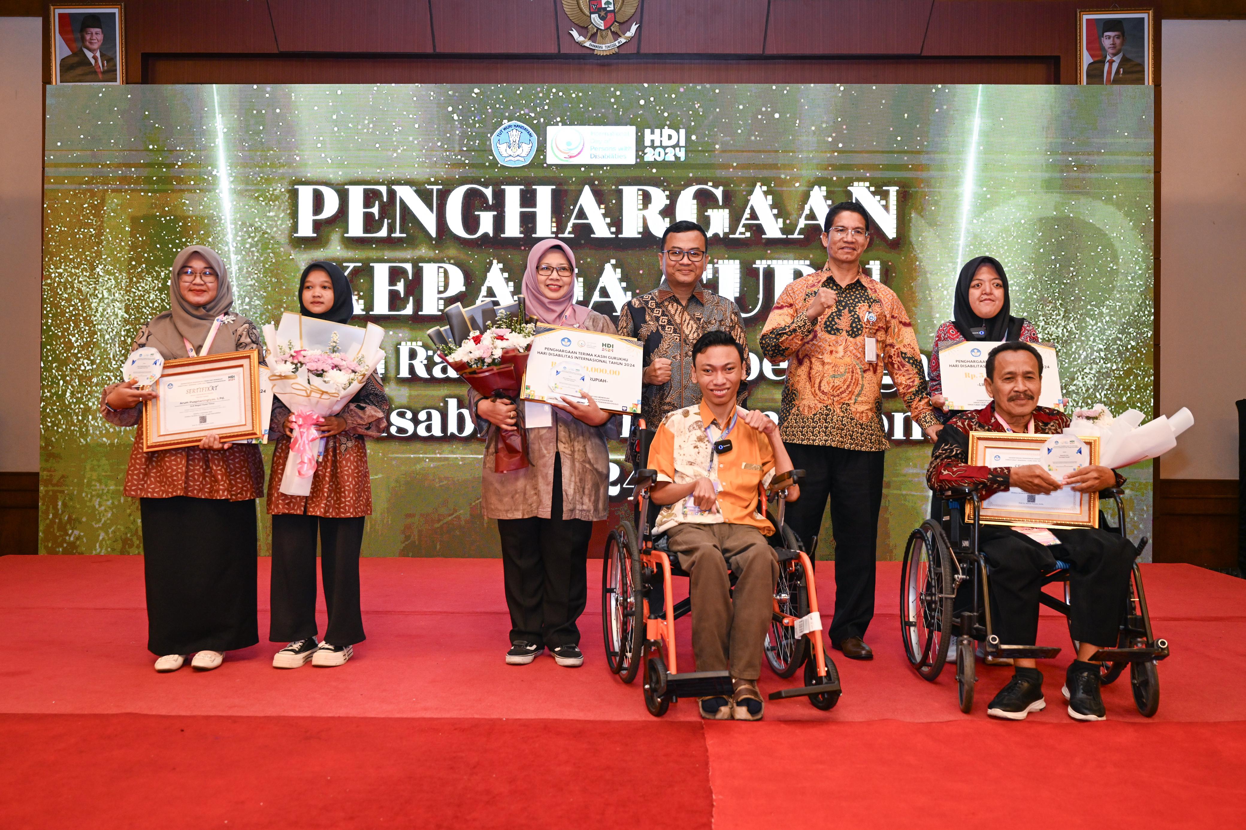 Kemendikdasmen Berikan Penghargaan kepada Guru dalam rangka Hari Disabilitas Internasional