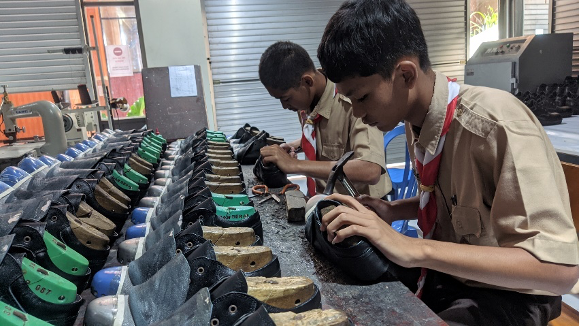 Lebih Aman dan Nyaman dalam Bekerja, SMK Bina Bangsa Dampit Produksi Safety Shoes