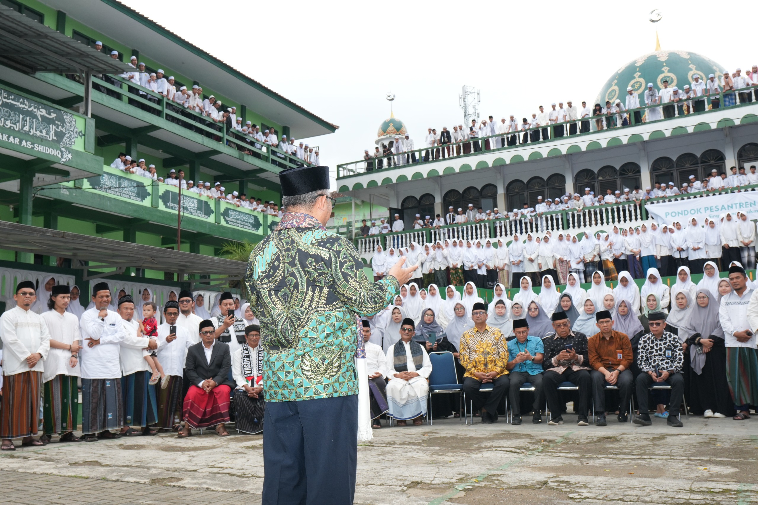 Kunjungi Sekolah, Mendikdasmen dan Komisi X DPR RI Tekankan Pentingnya Pendidikan Karakter