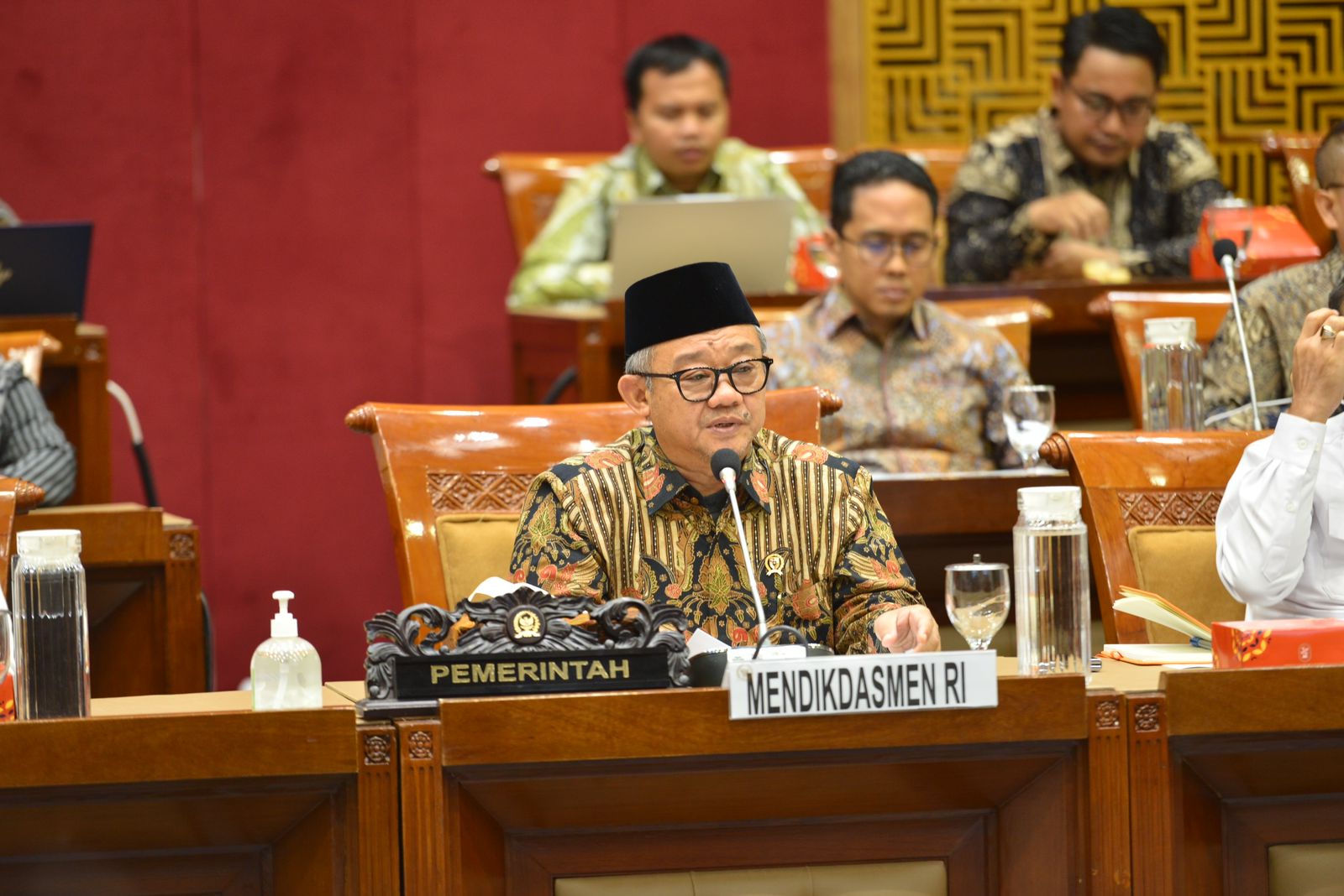 Hadiri Rapat Kerja Perdana dengan Komisi X, Mendikdasmen Paparkan Enam Program Prioritas