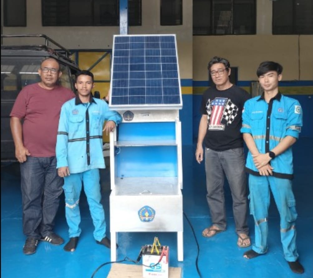 Inovasi Politeknik Negeri Ambon: Aplikasi Solar Charger untuk Perawatan Aki  Mobil