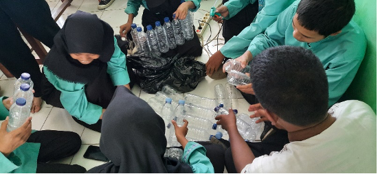 Peduli Lingkungan, SMKN 2 Tangerang Ubah Sampah menjadi Karya Berguna