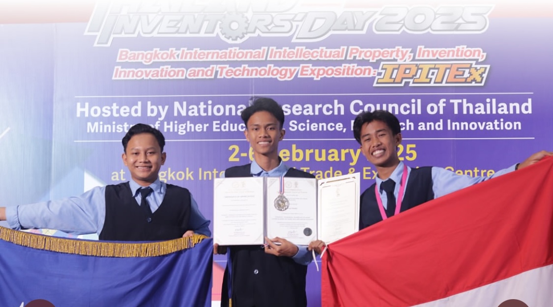 3 Siswa SMK Al Munawwir IIBS Banyuwangi Raih Medali Perak di Ajang IPITEX Thailand 2025