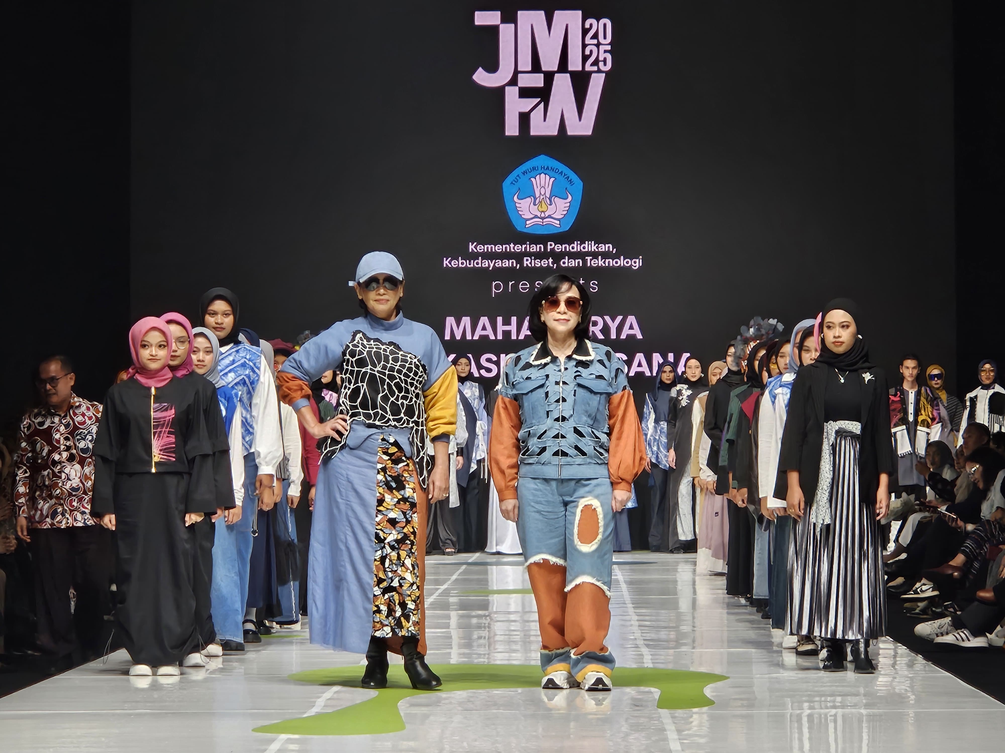 Mahakarya Adibusana Vokasi Memukau Panggung JMFW 2025