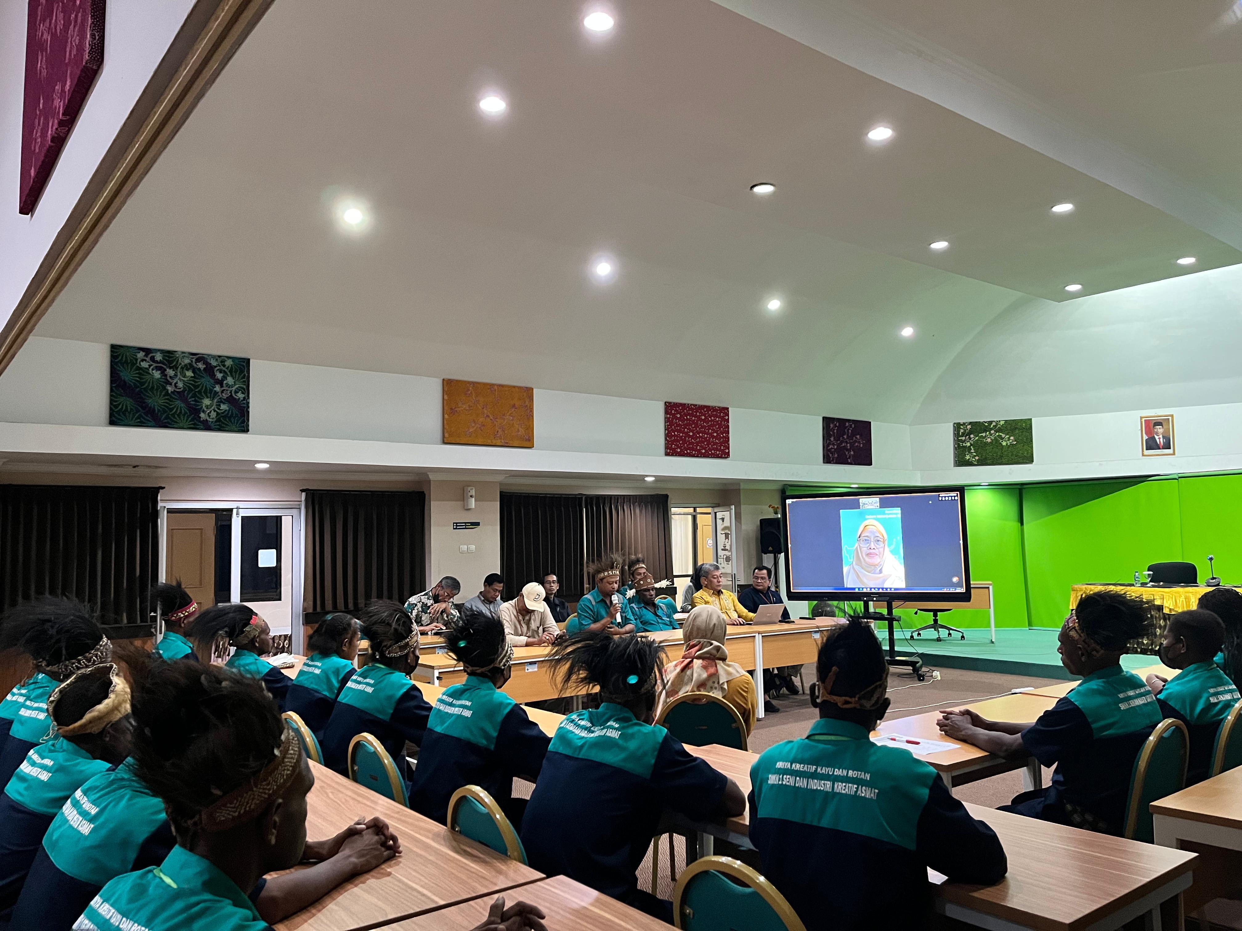 Menuntut Ilmu Hingga Jauh, Siswa Asmat Belajar Kriya dan Batik di BBPPMPV Seni dan Budaya