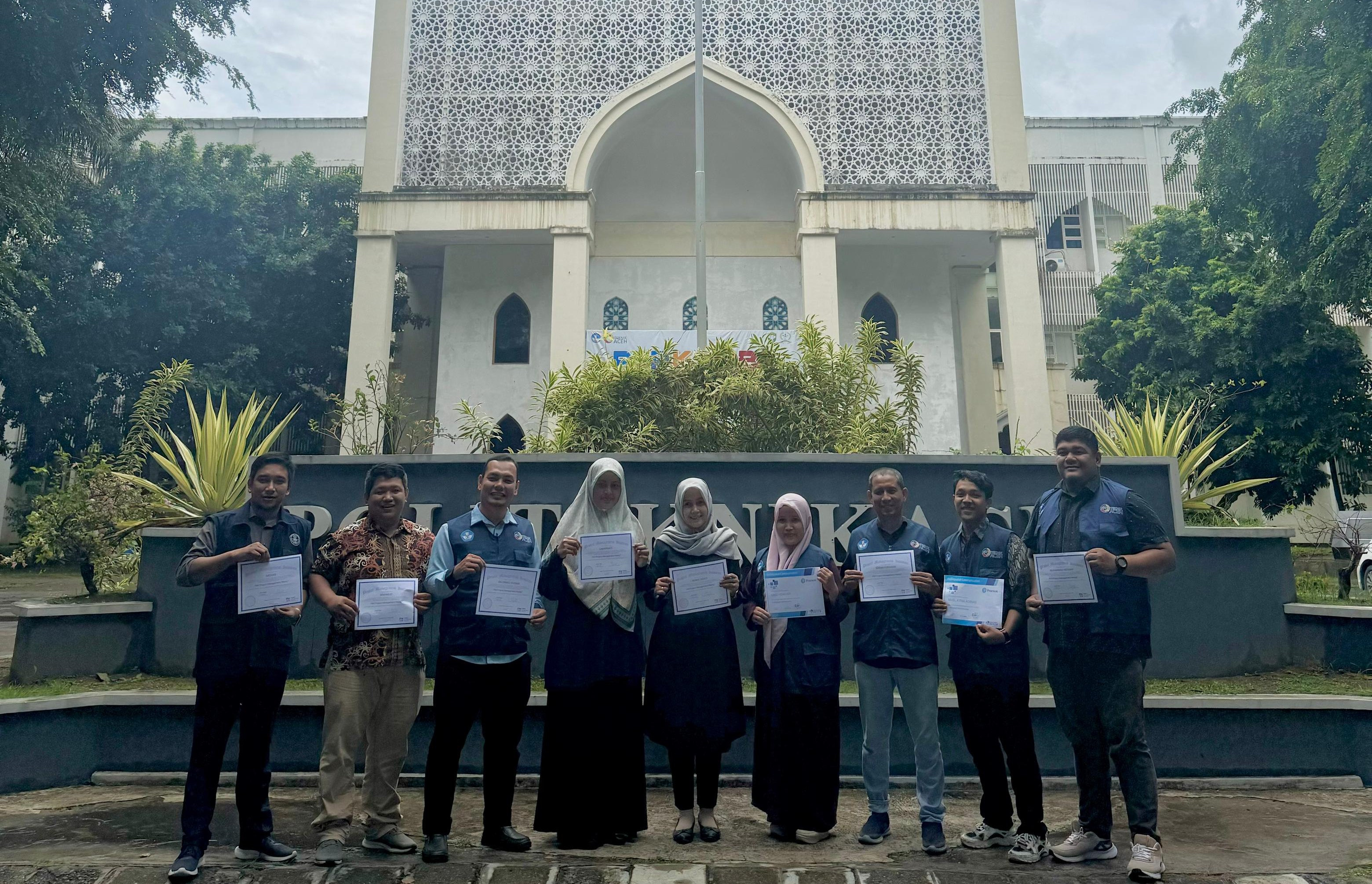 Tingkatkan Kemitraan, 10 Dosen Politeknik Aceh Raih Sertifikasi Bertaraf Internasional