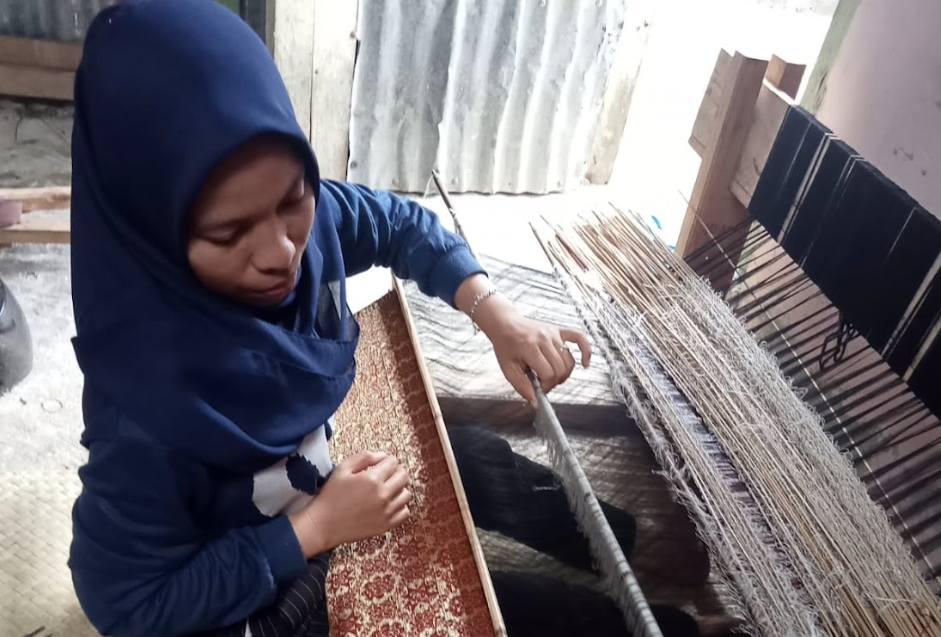 Ayu, Perajin Muda yang Mengangkat Martabat Tenun Songket Sarolangun