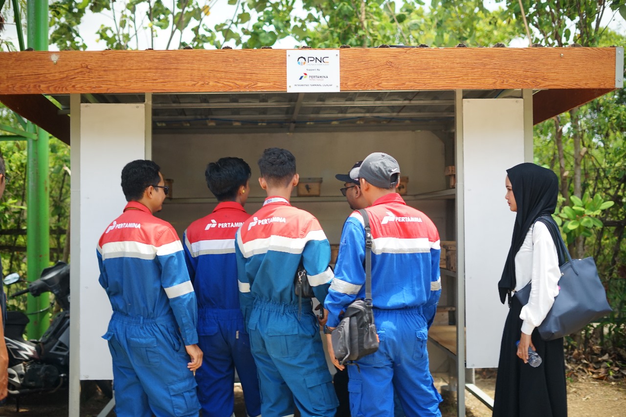 Bersama PT Pertamina ITC, PNC Kembangkan Teknologi Pendingin Rumah Lebah Klanceng Berbasis Energi Surya untuk Bantu Warga