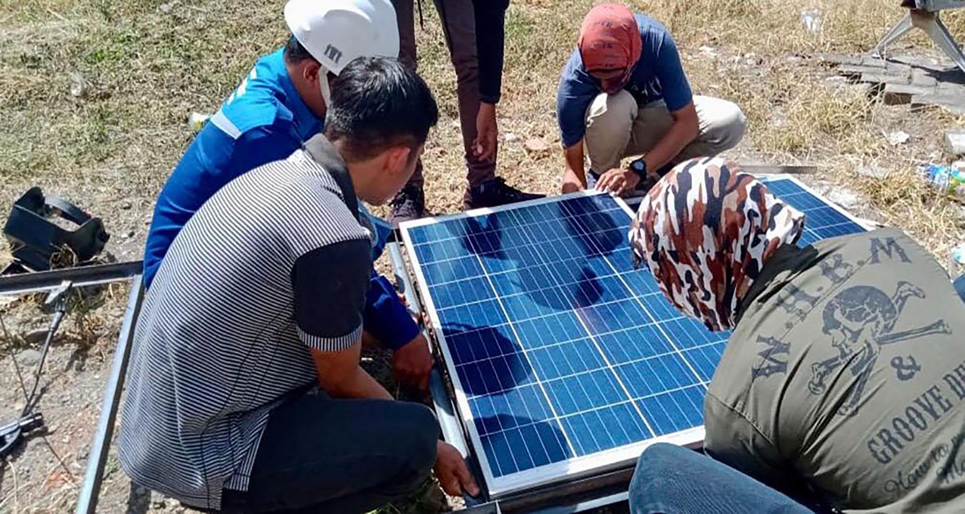 Poliwangi Bantu Terangi Desa dan Kapal Nelayan