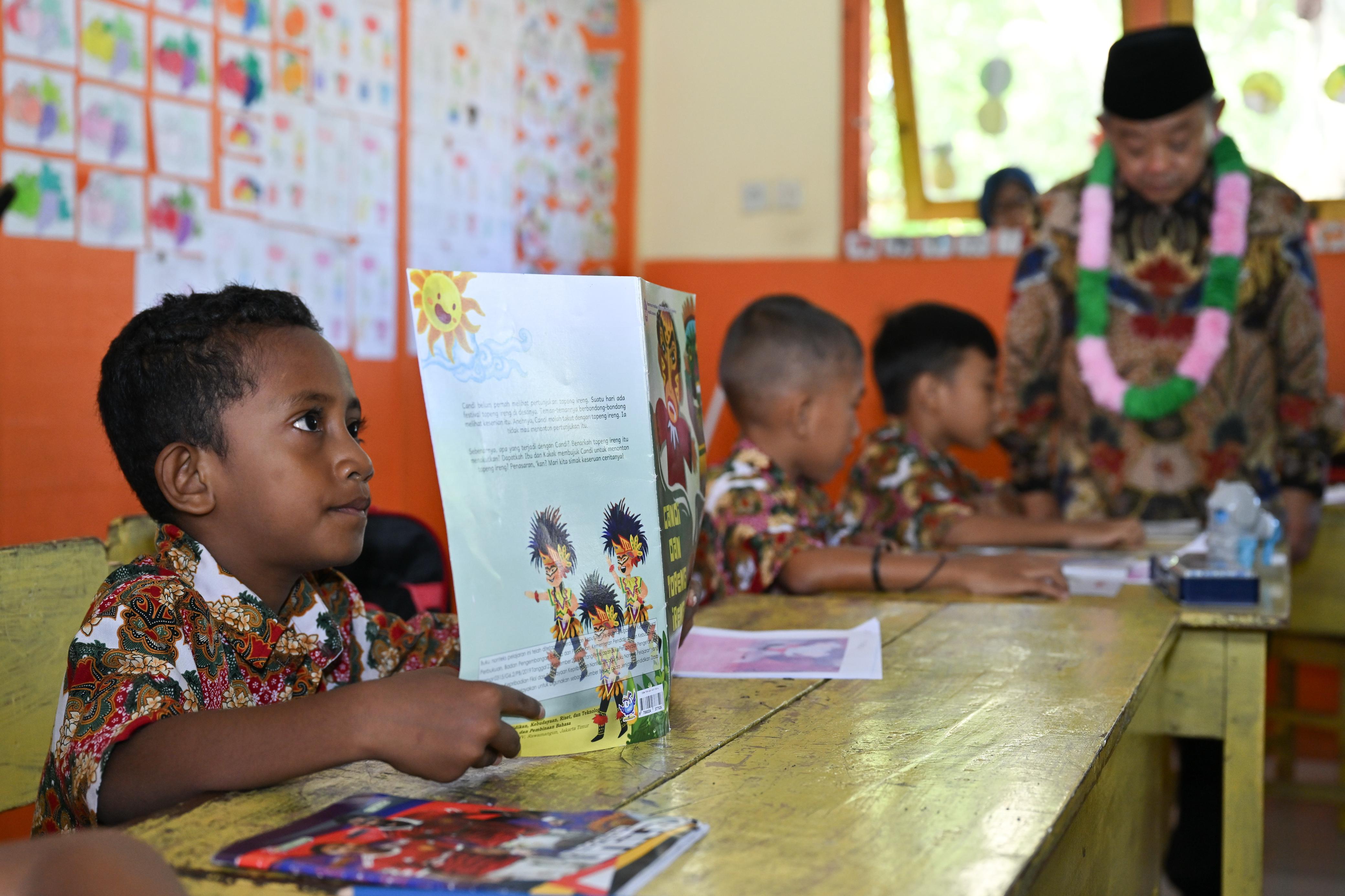 Antusiasme Siswa Mendapat Buku Bacaan Bermutu dari Mendikdasmen