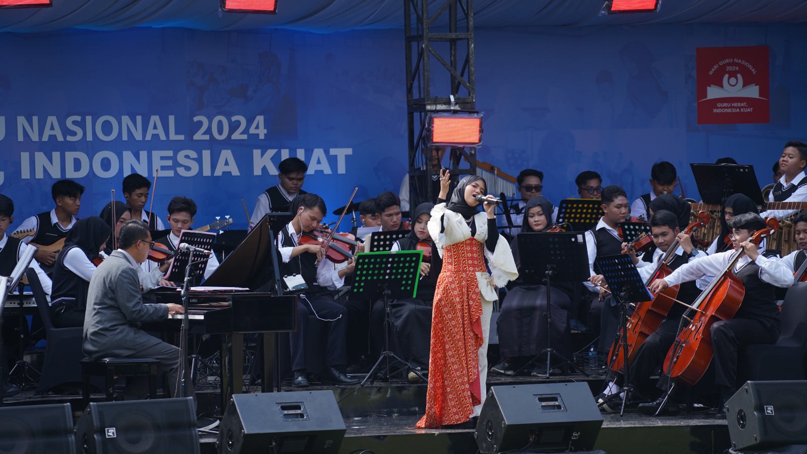 Kolaborasi Orkestra SMK TI Muhammadiyah Cikampek Bersama Novia Bachmid dan Hanin Dhiya di Hari Guru Nasional 2024