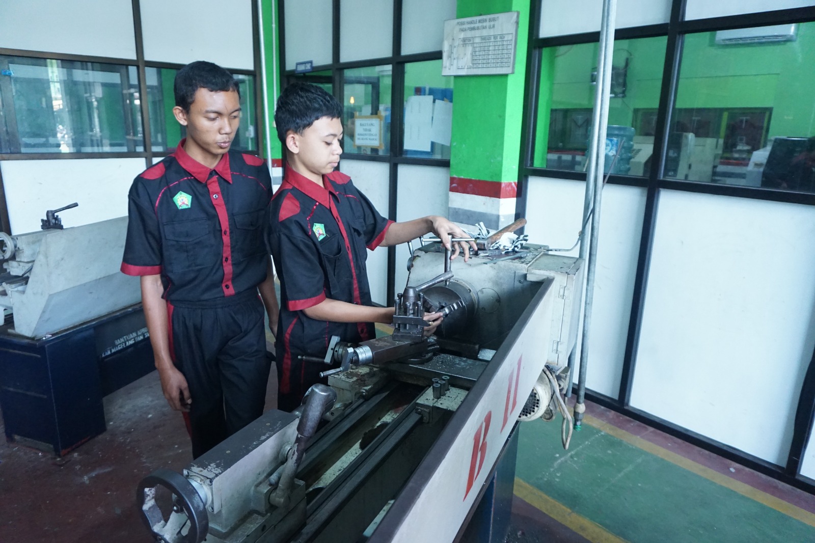 Sinergi Pendidikan dan Industri: SMK Ma'arif Kota Mungkid Penuhi Pesanan Part Perusahaan